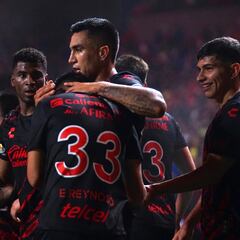 Afición de Cruz Azul golpea a jugador de Xolos con una moneda