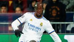 Ferland Mendy pone un centro al &aacute;rea en el Shakhtar-Real Madrid de la fase de grupos de la Champions.