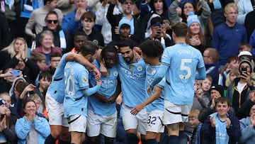 Manchester (United Kingdom), 05/10/2024.- Jeremy Doku of Manchester City (C) celebrates scoring the 3-1 goal during the English Premier League soccer match between Manchester City and Fulham FC in Manchester, Britain, 05 October 2024. (Reino Unido) EFE/EPA/ADAM VAUGHAN EDITORIAL USE ONLY. No use with unauthorized audio, video, data, fixture lists, club/league logos or 'live' services. Online in-match use limited to 120 images, no video emulation. No use in betting, games or single club/league/player publications.