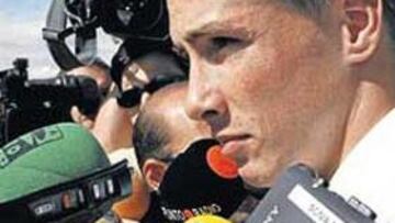 <b>EXPECTACIÓN. </b>Fernando Torres llegó a Las Rozas ante un gran número de medios que le preguntaron por Sergio Ramos yRaúl.