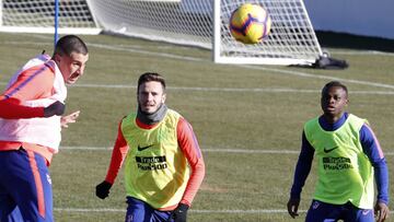 Giménez remata durante el entrenamiento del Atlético.