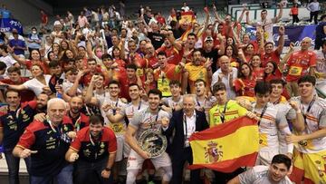 El presidente Blázquez en el centro, con los jugadores y aficionados en Oporto