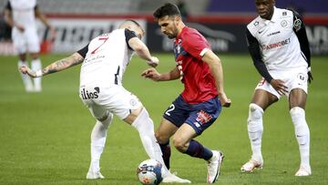 Mehmet Zeki Celik regatea a un rival durante un patdi del Lille.