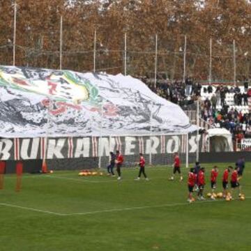 La afición franjirroja se volcó y respondió al llamamiento de las peñas. Cánticos, pancartas y su respaldo a la plantilla.