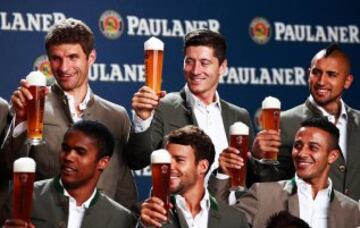 MUNICH, GERMANY - SEPTEMBER 14:  Thomas Mueller, Robert Lewandowski and Arturo Vidal of FC Bayern Muenchen during the FC Bayern Muenchen Traditional Bavarian Dress Kitting Out on September 14, 2016 in Munich, Germany.  (Photo by Adam Pretty/Bongarts/Getty