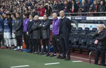 Minuto de silencio en el banquillo del Real Madrid por los miembros del equipo técnico del Chapecoense. 