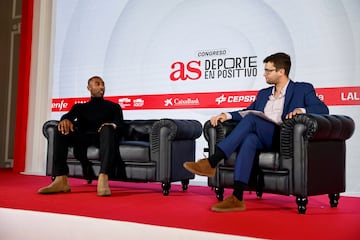 Jayson Granger, jugador de baloncesto del Estudiantes, dialogando con Alberto Clemente, redactor del Diario AS.