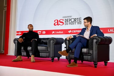 Jayson Granger, jugador de baloncesto del Estudiantes, dialogando con Alberto Clemente, redactor del Diario AS.