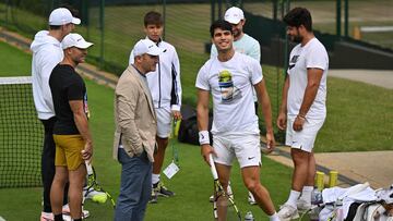 Carlos Alcaraz, con todo su equipo durante su último entrenamiento en Wimbledon.