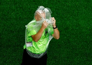 Un miembro del staff arbitral intenta protegerse de la lluvia de Filadelfia.