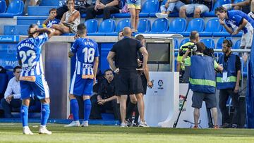 Iglesias Villanueva, árbitro del Alavés - Espanyol, comprueba las imágenes del VAR antes de anular el segundo gol del Espanyol.
