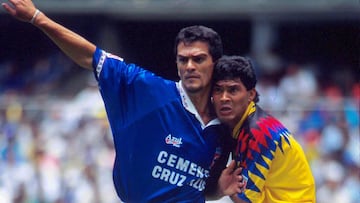 28 May 1995: Action file photo of Carlos Hermosillo of Cruz Azul (L) under the pressure of Juan Hernandez of America (R) during semifinal game of the mexican soccer./Foto de accion de archivo de Carlos Hermosillo del Cruz Azul (I) bajo la presion de Juan Hernandez del America (D) durante semifinal del futbol mexicano. MEXSPORT/MARTIN VENEGAS