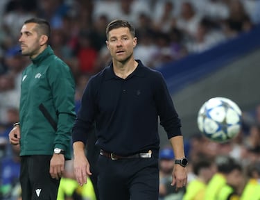 El español hizo historia al ganar la Bundesliga con el Bayer Leverkusen. En su primera temporada completa marcó un doblete en Alemania y ganó la Bundesliga invicto. El Bayer llegó a la final de la Europa League, pero perdió su único partido de la temporada 2023/2024 ante el Atalanta. En su última temporada en el Leverkusen consiguió un nuevo título, la Supercopa de Alemania. Todo ello llevó al Real Madrid a recurrir a su exjugador para relevar a Carlo Ancelotti en el banquillo.