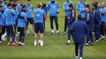 Luis Enrique da instrucciones a los jugadores antes de comenzar el entrenamiento de ayer en Yokohama para preparar la semifinal ante el Guangzhou.