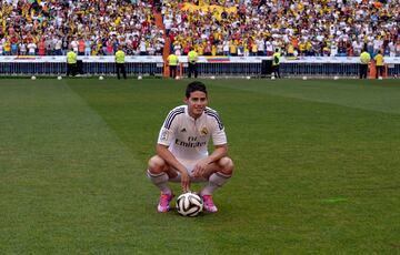 22 de julio de 2014 | El jugador colombiano concentr¨® a 40.000 personas en el estadio Santiago Bernab¨¦u en su primer d¨ªa vestido de blanco.
