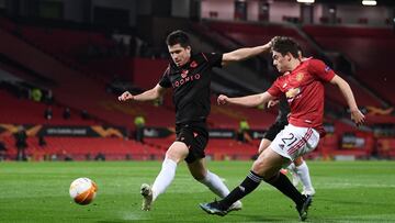 MANCHESTER, ENGLAND - FEBRUARY 25: Daniel James of Manchester United crosses under pressure from Igor Zubeldia of Real Sociedad during the UEFA Europa League Round of 32 match between Manchester United and Real Sociedad at Old Trafford on February 25, 202