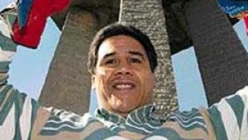 <b>VUELVE A SONREIR.</B> Evangelista sostiene entre sus brazos el cinturón de campeón de Europa. Luego, le llegaría el mítico combate con Muhammad Alí.