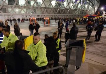 La policía se emplea a fondo en los registros y controles de seguridad fuera del estadio "Allianz Riviera" en Niza, antes del partido Niza - Lyon