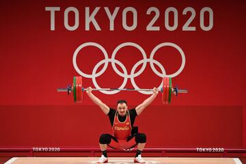 El español Andrés Eduardo Mata Pérez durante la competición de halterofilia masculina de 81 kg 