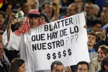 Un seguidor con una pancarta contra Blatter