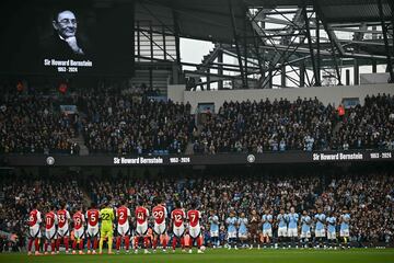 Manchester City y Arsenal en la ceremonia previa al silbatazo inicial 