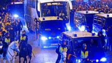 <b>¿QUIÉN DIJO MIEDO? </b>La afición valencianista recibió al autobús del Madrid con pocas ganas de hacer amistades y algún objeto al aire, pero los blancos no se arrugaron.