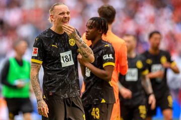 Marius Wolf, decepcionado junto a sus compañeros tras caer ante el Leipzig.