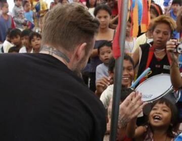 David Beckham, embajador de Buena Voluntad de Unicef, visitó un centro de evacuación en Filipinas tras el devastador tifón.