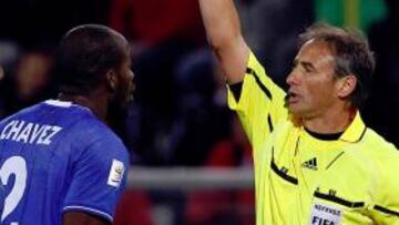 El árbitro que besa a sus colegas