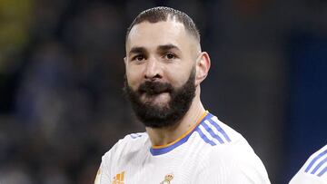 Karim Benzema se señala el brazalete de capitán del Real Madrid al celebrar su gol en el derbi contra el Atlético.