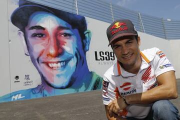 Pedrosa posa junto al mural dedicado a Salom en Montmeló.