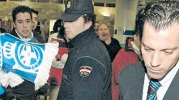 <b>LEVES INCIDENTES A LA LLEGADA CHÉ</b> El Valencia llegó a A Coruña a las 19:30 h. En el aeropuerto la expedición soportó insultos y luego el autocar recibió dos huevazos.