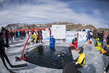 El buceador y apneísta ruso Alexey Molchanov estableció un nuevo récord del mundo Guinness al sumergirse a 80 metros de profundidad en apnea en las gélidas aguas del lago más profundo del mundo, el Baikal, en Siberia. Molchanov, de 34 años, ha batido numerosos récords y posee 14 títulos de campeón del mundo.