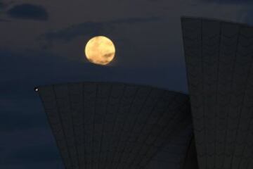 La superluna en la Casa de la Ópera de Sídney. 