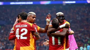 ISTANBUL (Turkey), 22/10/2025.- Yunus Akgun (front) of Galatasaray celebrates with teammate Victor Osimhen (R) after scoring the 3-0 goal during the UEFA Champions League league phase match between Galatasaray SK and FK Bodo/Glimt in Istanbul, Turkey, 22 October 2025. (Liga de Campeones, Turquía, Estanbul) EFE/EPA/TOLGA BOZOGLU