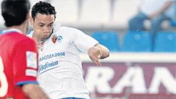 <b>DEMOLEDOR. </b>Ricardo Oliveira dio muestras de su imponente pegada y en sólo dos minutos castigó la red del Numancia.