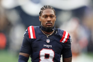 Stefon Diggs es una de las personas más buscadas en Google por ser un receptor estrella de la NFL, una figura con un gran talento y una trayectoria marcada por la controversia. Su popularidad se disparó tras su polémico y sorpresivo traspaso, dejando a los Bills (donde era la principal arma de Josh Allen) para ir a los Texans, y luego a los Patriots, un movimiento que generó un enorme shock en la liga. A pesar de su irregula rendimiento reciente, su habilidad para conseguir más de mil yardas en varias temporadas y sus constantes dramas fuera del campo (como no asistir a entrenamientos y rumores de tensión con sus equipos) aseguran que su nombre sea una constante fuente de noticias y búsquedas.