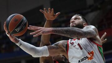 KOCH03. MOSCÚ (RUSIA), 18/04/2019.- El jugador del CSKA Moscú Kyle Hines (izda) pelea por el balón con el jugador del Kirolbet Baskonia, Vincent Poirier, durante el segundo partido de la eliminatoria previa a la Final Four de la Euroliga, disputado en Moscú (Rusia). EFE/Yuri Kochetkov
