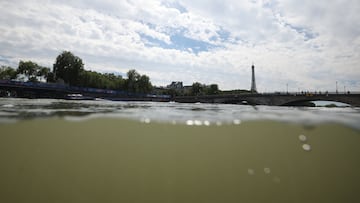 Paris 2024 Olympics - Triathlon - Alexander III Bridge, Paris, France - July 28, 2024. General view of the Eiffel Tower and the River Seine taken from the Triathlon start after training was cancelled amid water quality concerns REUTERS/Fabrizio Bensch