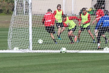 El Bayer Leverkusen entrena en el campo deportivo del Omni Resort. 