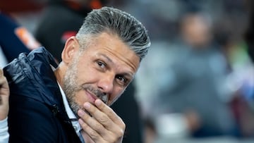 AME1012. MONTERREY (MÉXICO), 12/01/2025.- El entrenador Martin Demichelis de Monterrey reacciona este domingo, previo a un partido de la primera jornada del torneo Clausura 2025 de la Liga MX entre Monterrey y Puebla, en el estadio BBVA de la ciudad de Monterrey (México). EFE/ Miguel Sierra