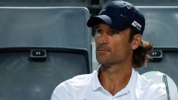 Carlos Moya supervisa el entrenamiento de Nadal.