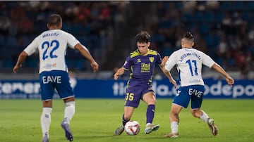 Aarón Ochoa conduce el balón.