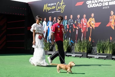 Así es Alexandra Saint Mleux, la novia de Leclerc que causó furor con su look homenaje a Frida Kahlo en el GP de México