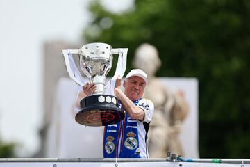 El entrenador del Real Madrid, Carlo Ancelotti, muestra la copa a la afición en la Plaza de Cibeles tras visitar las sedes de la Comunidad de Madrid y el Ayuntamiento de la capital como parte de los actos de celebración de la trigésimo sexta Liga conseguida por el equipo.