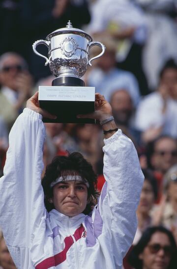 Arantxa Sánchez Vicario levanta el trofeo de Roland Garros de 1989 tras vencer en la final a Steffi Graf.