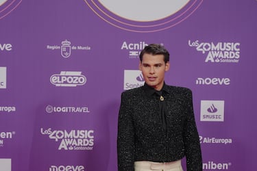 El cantante Pascal posa en la alfombra roja previa a la entrega de los Premios Los40 Music Awards Santander 2025.