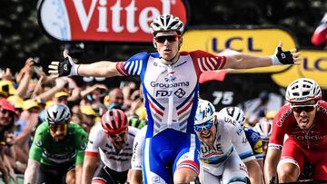 France&#039;s Arnaud Demare celebrates as he crosses the finish line to win the 18th stage of the 105th edition of the Tour de France cycling race, on July 26, 2018 between Trie-sur-Baise and Pau, southwestern France. / AFP PHOTO / Jeff PACHOUD / ALTERNAT