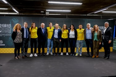 Jogadores do Espanyol posando com a nova camisa comemorativa de 125 anos