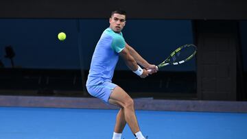 Melbourne (Australia), 08/01/2025.- Carlos Alcaraz of Spain in action during a charity match against Alex de Minaur of Australia in Melbourne, Australia, 08 January 2025. (Tenis, España) EFE/EPA/JAMES ROSS AUSTRALIA AND NEW ZEALAND OUT
